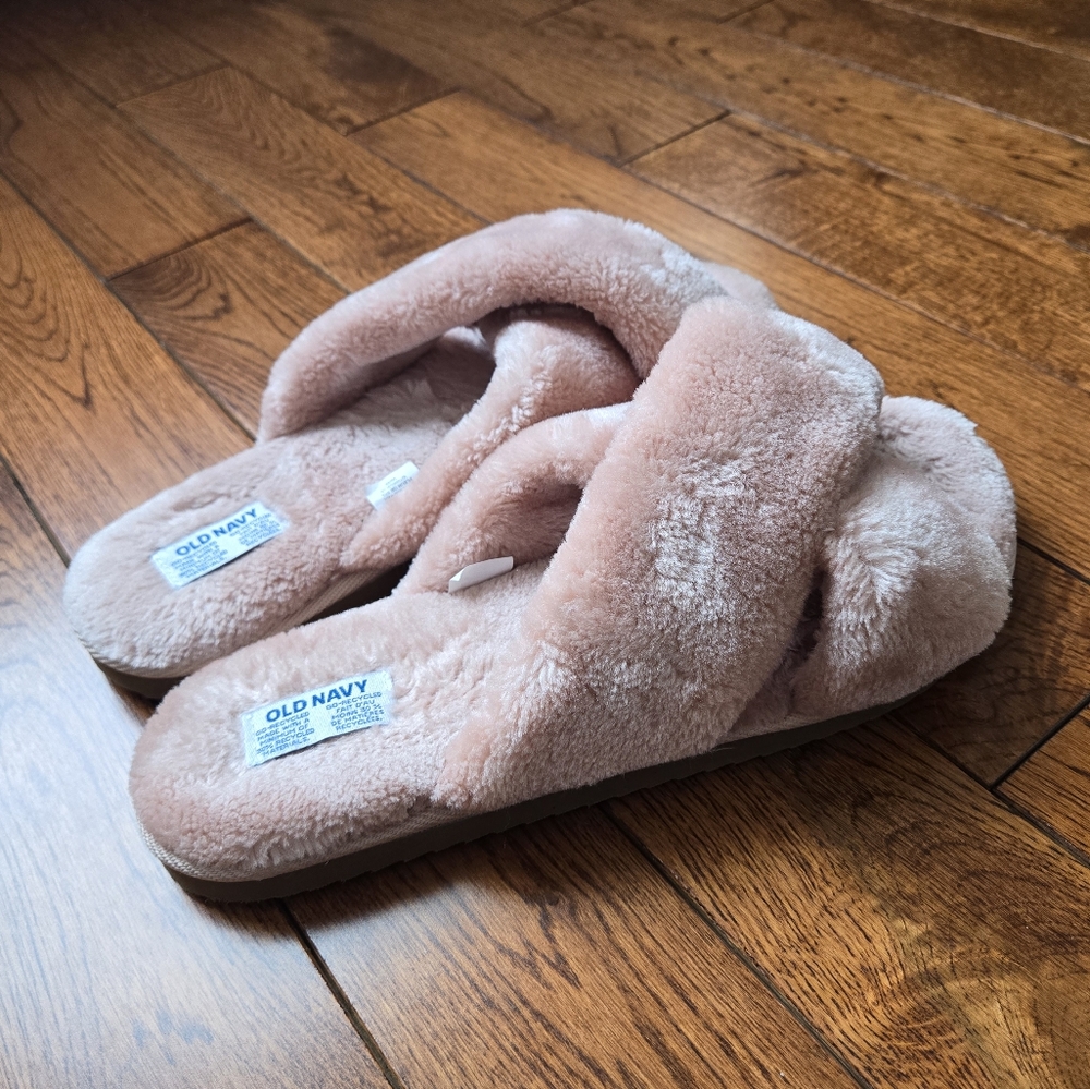 Old Navy Blush Fuzzy Slippers in Women's Size 10